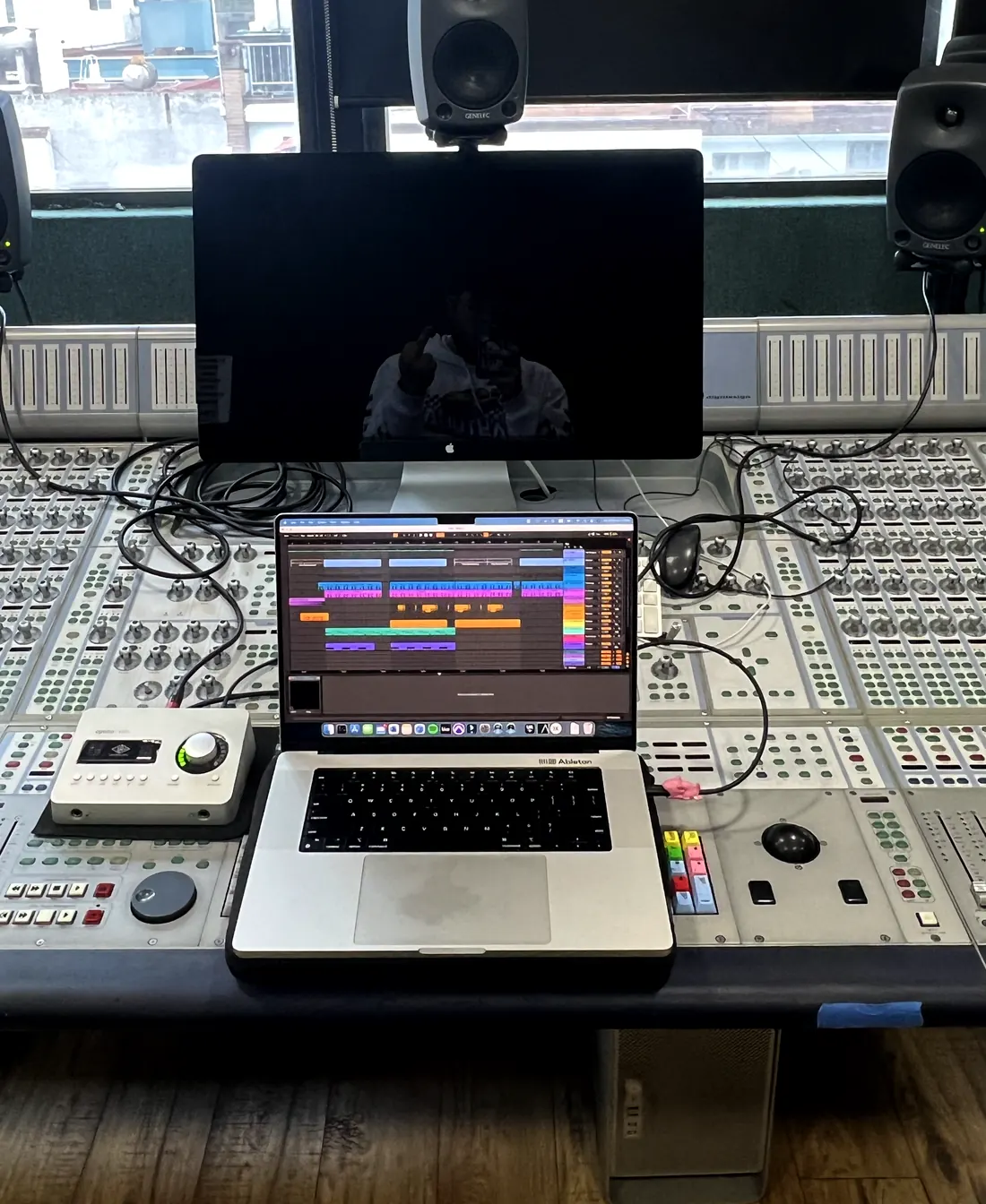 Consola, monitores y laptop con Ableton en el estudio de CB Dave